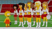 Wird von den Cheerleadern des &ouml;rtlichen Profifootballteams "Springfield Atoms" rekrutiert: Lisa (l.) ...