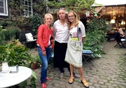 Anna Lena mit Claudia Hein und Niels Bicker im Gastgarten des Caf&eacute;Kostbar in Gappenach.