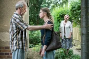 Daniela Schneider (Tanja Schleiff, M.) stellt ihre Eltern Christoph Schneider (Hans-Heinrich Hardt, l.) und Gisela Schneider (Ramona Kunze-Libnow, r.) zur Rede, weil sie zugelassen haben, dass ihr p&auml;dophiler Bruder wieder in die N&auml;he eines Kindes kommen konnte.