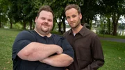 Personaltrainer Torsten Prix (l.) spricht mit Leon Windscheid (r.) &uuml;ber seine Binge-Eating-St&ouml;rung und sein Leben zwischen st&auml;ndigem Zu- und Abnehmen.