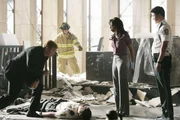 Alexx (Khandi Alexander) hat die Explosion im Gerichtssaal &uuml;berlebt und k&uuml;mmert sich um die Verletzten, w&auml;hrend Horatio (David Caruso, li.) den toten Wachmann inspiziert.