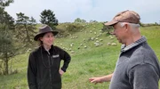 Vor W&ouml;lfen gesch&uuml;tzte Schafe sind dringend notwendig f&uuml;r den Schutz von Trockenrasen-Biotopen im Nationalpark Unteres Odertal. Sch&auml;fer Jens Kath im Gespr&auml;ch mit Rangerin Nancy Langer (li.).