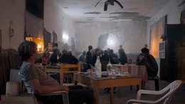 In einer albanischen Kneipe wartet Lutz (Peter Schneider) auf jemandem, der ihm hilft sein Auto zu reparieren.