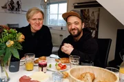 Moderator Pierre M. Krause (l.) und Ex-Profisportler Mathias Mester frühstücken gemeinsam. Moderator Pierre M. Krause (l.) und Ex-Profisportler Mathias Mester frühstücken gemeinsam.