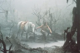 Zusammen mit seinem Pferd Artax muss Atreyu (Noah Hathaway) die S&uuml;mpfe der Traurigkeit durchqueren, um zur uralten Schildkr&ouml;te Morla zu gelangen ...