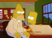 Bart (re.) stellt Grandpa seinen Schulranzen als Spucknapf zur Verfügung. Bart (re.) stellt Grandpa seinen Schulranzen als Spucknapf zur Verfügung.