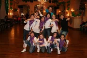 Willi mit der Tanzlehrerin Sarah Segovia und den Hip Hop-Mädchen von der Tanzschule am Deutschen Theater. Willi mit der Tanzlehrerin Sarah Segovia und den Hip Hop-Mädchen von der Tanzschule am Deutschen Theater.