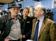 Kommissar Baumert (G&uuml;nter Maria Halmer, li.) l&auml;sst sich und seinem Assistenten Danny K&ouml;hler (Lars G&auml;rtner, mi.) von Anton Boenisch (R&uuml;diger Vogler) erkl&auml;ren, welche Aufgaben der Ermordete in der Kuckucksuhrenfabrik hatte.