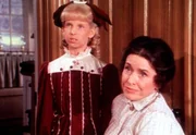 Nancy (Allison Balson, l.) kann tun, was sie will. Ihre Adoptivmutter Mrs. Oleson (Katherine MacGregor, r.) verteidigt sie in jedem Fall.