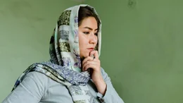 TOLO News-Journalistin Zahra Rahimi besucht eine durch die Taliban vertriebene Familie in Kabul. Afghanistan, Juli 2021.