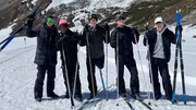 Wer gewinnt die Challenge beim Skaten und Schießen? Lorian, Azad, Luke, Cay und Nick müssen erstmal mit den langen Skiern kämpfen.