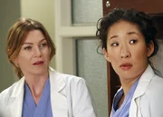W&auml;hrend sich Meredith (Ellen Pompeo, l.) von der Asche ihrer Mutter verfolgt f&uuml;hlt, legt Cristina (Sandra Oh, r.) mit Dr. Hahn an und ahnt nicht, dass sie die neue Leiterin der Herzchirurgie im Seattle Grace Hospital ist ...