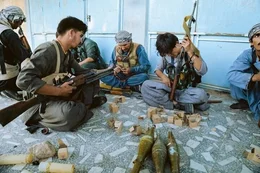 Lokal-Polizist Amir Haidari (Name ge&auml;ndert) beobachtet die Frontlinie vom Dach eines Polizei-Au&szlig;enpostens in Herat. Afghanistan, Juli 2021.