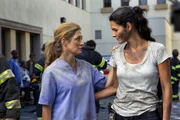 Det. Jane Rizzoli (Angie Harmon, r.) und Dr. Maura Isles (Sasha Alexander) sind am Unglücksort, einem Theater. Das Gebäude stürzte ein, nachdem zuvor bereits ein Mord hier stattfand. Doch was steckt dahinter? Det. Jane Rizzoli (Angie Harmon, r.) und Dr. Maura Isles (Sasha Alexander) sind am Unglücksort, einem Theater. Das Gebäude stürzte ein, nachdem zuvor bereits ein Mord hier stattfand. Doch was steckt dahinter?