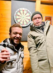 Der ehemalige Leichtathlet Mathias Mester (l.) und Moderator Pierre M. Krause haben Spaß beim Dart. Der ehemalige Leichtathlet Mathias Mester (l.) und Moderator Pierre M. Krause haben Spaß beim Dart.