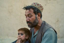 Binnenvertriebener Abdul B. sitzt vor seinem Lehmhaus in einem Vertriebenen-Lager in Kabul. Mehrere seiner Familienmitglieder seien durch Luftschl&auml;ge der US & NATO-Truppen ums Leben gekommen. Afghanistan, Juli 2021.