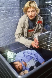 Eigentlich wollten die Vattke-Schwestern gemeinsam fliehen. Doch Mareike (Sanna Englund, oben) will sich endgültig von Martina (Judith Sehrbrock) lösen und hat sie niedergeschlagen, um alleine zu flüchten...