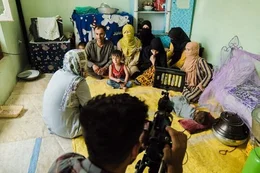 TOLO News-Journalistin Zahra Rahimi besucht eine durch die Taliban vertriebene Familie in Kabul. Afghanistan, Juli 2021.