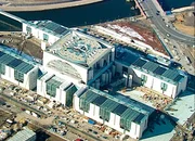 Das Jahr 2001 – die Terroranschläge des 11. September bringen auch das Berliner Leben zum Stillstand, Klaus Wowereit wird Regierender Bürgermeister und mit der Einweihung des neuen Bundeskanzleramts wird der Regierungsumzug nach Berlin abgeschlossen. Eine Berlin-Chronik der Superlative: Fünf Jahrzehnte von 1961, dem Jahr des Mauerbaus, bis 2009 als Berlin eine Weltstadt im 21. Jahrhundert ist. - Das neue Kanzleramt - ein 465 Millionen Mark teurer Neubau - wird eröffnet.