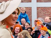 Einmal im Jahr, am 27. April, feiern die Niederländer den Geburtstag des Königs. Seine Frau, die Königin, ganz vorne mit dabei.