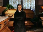 Neugier und Intuition f&uuml;hren Schwester Camilla bei ihren Ermittlungen in ein Beerdigungsunternehmen.