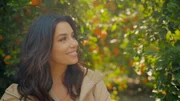 Eva Longoria spaziert durch den Orangengarten.