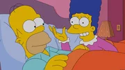 Homer (l.) macht sich gro&szlig;e Sorgen um seine Ehe: Seit er Marge (r.) mit Hilfe der Datenbrille von Mr. Burns beobachten kann, wei&szlig; er, dass sie einmal pro Woche einen Psychotherapeuten aufsucht ...