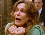 Eine begabte Geigerin ist in der Pause einer Opernvorstellung ermordet worden. Was verheimlicht die Mutter des Opfers, die ber&uuml;hmte Sopranistin Gillian Booth (Alice Krige), der Polizei?