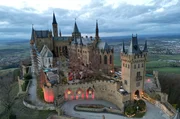 Der königliche Winterzauber auf Burg Hohenzollern ist wie ein weihnachtliches Märchenland. SWR Moderatorin Annette Krause lässt sich verzaubern. Der königliche Winterzauber auf Burg Hohenzollern ist wie ein weihnachtliches Märchenland. SWR Moderatorin Annette Krause lässt sich verzaubern.