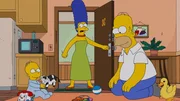 Homer (r.) verbringt mit Homer Junior (l.) mehr Zeit als mit seiner eigenen Familie. Als Marge (M.) herausfindet, wo sich Homer nach der Arbeit immer herumtreibt, ist sie alles andere als begeistert ...