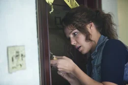 Stephanie Plum (Katherine Heigl) will sich die Wohnung der verschwundenen Carmen genauer anschauen.Stephanie Plum (Katherine Heigl) will sich die Wohnung der verschwundenen Carmen genauer anschauen.