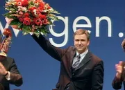 Das Jahr 2001 – die Terroranschläge des 11. September bringen auch das Berliner Leben zum Stillstand, Klaus Wowereit wird Regierender Bürgermeister und mit der Einweihung des neuen Bundeskanzleramts wird der Regierungsumzug nach Berlin abgeschlossen. Eine Berlin-Chronik der Superlative: Fünf Jahrzehnte von 1961, dem Jahr des Mauerbaus, bis 2009 als Berlin eine Weltstadt im 21. Jahrhundert ist. - "Ich bin schwul" - Klaus Wowereit wird neuer Regierender Bürgermeister Berlins.