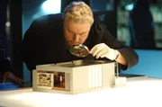 Erneut erhält Grissom (William Petersen) ein mysteriöses Päckchen: Im Inneren befindet sich ein weiteres Mord-Modell, welches er natürlich gründlichst untersucht. Erneut erhält Grissom (William Petersen) ein mysteriöses Päckchen: Im Inneren befindet sich ein weiteres Mord-Modell, welches er natürlich gründlichst untersucht.