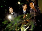 Schwester Camilla (Ann-Kathrin Kramer, li.), Schwester Anabel (Anne von Linstow, mi.) und Schwester Babette (Constanze Wetzel) irren nachts durch den Wald. Sie hoffen, die Postulantin zu finden, bevor ihr etwas zust&ouml;&szlig;t.