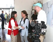 Letizia begr&uuml;&szlig;t das ZDF-Team Julia Melchior und Johannes Imdahl. Als ehemalige Journalistin wei&szlig; sie, welche Fragen die Filmemacher an sie haben.