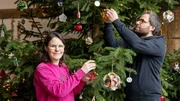 Weihnachtsvorbereitung: Anja Pötting mit ihrem Mann Marius auf dem Vauß-Hof in Salzkotten-Scharmede.