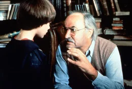 Als der kleine Bastian (Barret Oliver, l.) mal wieder vor seinen fiesen Klassenkameraden fl&uuml;chtet, steht er pl&ouml;tzlich in dem Buchladen des eigenartigen Herrn Koreander (Thomas Hill, r.) ...