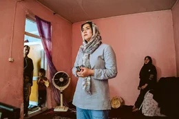 TOLO News-Journalistin Zahra Rahimi beim Dreh einer Reportage &uuml;ber eine durch die Taliban vertriebene Familie in Kabul. Afghanistan, Juli 2021.