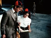 Auf dem Weg zum College begegnet John-Boy (Richard Thomas, l.) der jungen Polly (Devon Ericson, r.), die ebenfalls ihren ersten Tag dort vor sich hat. Auf dem Weg zum College begegnet John-Boy (Richard Thomas, l.) der jungen Polly (Devon Ericson, r.), die ebenfalls ihren ersten Tag dort vor sich hat.