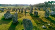 Die Menhire stehen seit Jahrtausenden in vier Reihen auf knapp vier Kilometern L&auml;nge in Carnac.