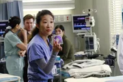 Cristina (Sandra Oh) entdeckt eine DVD, die den missglückten Fallschirmsprung von Rick Jacobs enthalten sollte ...