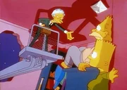 Burns (li.) zwingt Grandpa (Mi.), ihm seinen Schlüssel zur Schatztruhe zu geben. Burns (li.) zwingt Grandpa (Mi.), ihm seinen Schlüssel zur Schatztruhe zu geben.