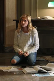 Die NSA-Analystin Eleanor "Ellie" Bishop (Emily Wickersham) stellt fest, dass der Marineminister während eines vertraulichen Gespräches abgehört worden war und arbeitet deshalb mit dem NCIS-Team zusammen, um den Fall zu klären ... Die NSA-Analystin Eleanor "Ellie" Bishop (Emily Wickersham) stellt fest, dass der Marineminister während eines vertraulichen Gespräches abgehört worden war und arbeitet deshalb mit dem NCIS-Team zusammen, um den Fall zu klären ...