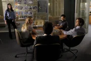 Emily Prentiss (Paget Brewster, l.) kehrt ins BAU-Team zur&uuml;ck und hilft Reid (Matthew Gray Gubler, r.), Luke (Adam Rodriguez, 2.v.r.), JJ (AJ Cook, 2.v.l.) und Rossi (Joe Mantegna, M.) sofort bei der Aufkl&auml;rung eines neuen Mordfalles ...