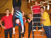 Willi trainiert mit Sch&uuml;lern in der Turnhalle der Artistenschule in Berlin.