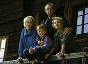 Michael (Simon Glöcklhofer, M.) verbringt mit seinem Vater Thomas (Ulrich Pleitgen), Mutter Hildchen (Gisela Schneeberger, r.) und Geli (Gruschenka Stevens), die Freundin seines Vaters, Weihnachten in einem Bauernhaus. Michael (Simon Glöcklhofer, M.) verbringt mit seinem Vater Thomas (Ulrich Pleitgen), Mutter Hildchen (Gisela Schneeberger, r.) und Geli (Gruschenka Stevens), die Freundin seines Vaters, Weihnachten in einem Bauernhaus.