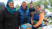 Von links: Meike, Tr&ouml;del-Experte Otto Schulte, Tizian und Janina auf dem Flohmarkt.