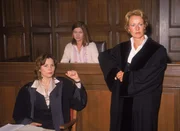 Staatsanw&auml;ltin Glaser (Britta Schmeling, re.) bringt die Verteidigerin (Adelheid Kleineidam) in Schwierigkeiten: Die Angeklagte Maria B&ouml;hme (Astrid M. F&uuml;nderich) scheint schuldig zu sein.