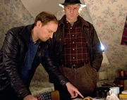 Baumert (Günter Maria Halmer, re.) und Kriminalassistent Reusch (Steffen Will, li.) entdecken im Zimmer des Ermordeten einen Erpresserbrief. Wurde der Winzergehilfe ermordet, weil er seinen Chef erpresste? Baumert (Günter Maria Halmer, re.) und Kriminalassistent Reusch (Steffen Will, li.) entdecken im Zimmer des Ermordeten einen Erpresserbrief. Wurde der Winzergehilfe ermordet, weil er seinen Chef erpresste?