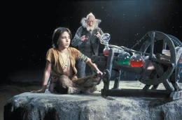 Der Wissenschaftler Engywook (Sidney Bromley, r.) zeigt Atreju (Noah Hathaway, l.) was ihn beim "S&uuml;dlichen Orakel" erwartet ...